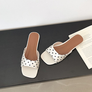 Sandales plates de style coréen pour femmes, nouveaux modèles d'été 2026, sandales confortables pour la plage et les activités de plein air - Product Image 1