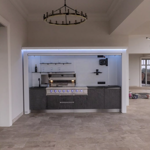 Cuisine extérieure en acier inoxydable avec barbecue blanc sur mesure, résistante aux intempéries, avec porte électrique et <span class=keywords><strong>abri</strong></span> intégré - Product Image 1