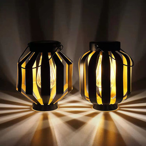 โคมไฟโซลาร์เซลล์ LED รูปทรงเหล็ก สำหรับแขวนตกแต่งสวนภายนอก พร้อมแผงโซลาร์เซลล์และแบตเตอรี่ในตัว - Product Image 1