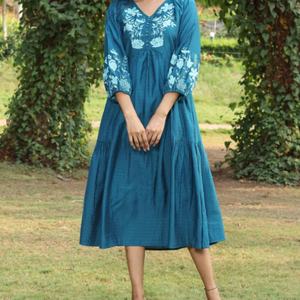 ชุดเดรสผ้าฝ้ายลินินทรงเอ สไตล์ลำลอง คอวี แขนยาว ความยาวปานกลาง เหมาะสำหรับวันหยุดฤดูร้อนสำหรับผู้หญิง  ปรับแต่งได้ตามต้องการ - Product Image 2