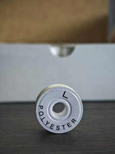 Bobines en polyester blanc de style 70D/2 \ "L \" de haute qualité pour Machines à coudre motif haute ténacité teint en gros - Product Image 4