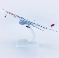 Plusieurs ornements décoratifs Boeing 777-300 (18cm 1/400) de vente à chaud
