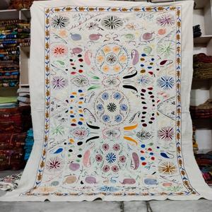Couvre-lit indien traditionnel Kantha brodé à la main en coton non tissé respirant, motif floral, poids moyen, style bohème - Product Image 4