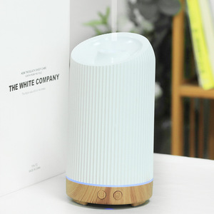 Humidificador Difusor de Aroma YX211 con Rayas Verticales, Alimentado por USB, Blanco, para Uso Doméstico, Capacidad Inferior a 0.5L - Product Image 5