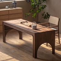 Table de bureau exécutive en bois massif de style moderne et organique avec panneau latéral découpé en arche pour studio ou loft