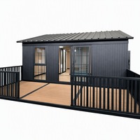 Maison conteneur extensible à assemblage rapide 20 pieds, fenêtres grillagées noires, toit à pignon, terrasse, 2 chambres pour bungalow de station balnéaire