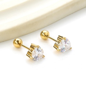 Pendientes de Corazón de Circonita Cúbica Chapados en Oro de 18k al por Mayor, de Acero Inoxidable, Impermeables, para Mujer, con Diamantes, Tipo Stud, Diseño de Amor - Product Image 1