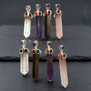 Colgante de Cristal de Cuarzo Hexagonal Hecho a Mano con Detalles de Granate y Amatista - Recuerdo para el Día de Acción de Gracias - Product Image 1