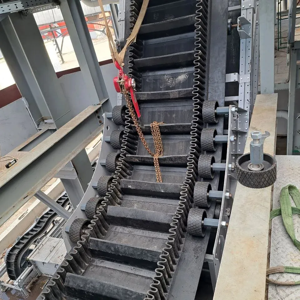 สายพานลำเลียง EP 600สายพานลำเลียงแก้มยางลูกฟูกสำหรับถังลิฟต์ติดตามอุตสาหกรรมซีเมนต์ศรีลังกา