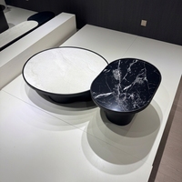 Ensemble de tables basses élégantes et discrètes, en stratifié Midnight, avec un espace de conversation horizontal proportionnel et soigné à niveaux superposés