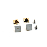 En gros haute qualité mode 7mm or carré forme pyramide en plastique vis à rivets goujons pour sac de vêtement