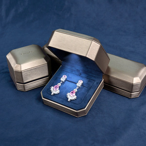 Propuesta de joyería de alta calidad personalizada al por mayor con anillo, pendientes, pulsera, collar en cajas de madera y bambú