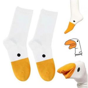 KTS58 Drôle Big White Goose Polka Dot Chaussettes Personnalité Petit Canard Jacquard Animal Coton Femmes Hommes Crew Chaussettes - Product Image 1
