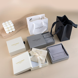 Set <span class=keywords><strong>di</strong></span> imballaggi <span class=keywords><strong>di</strong></span> gioielli <span class=keywords><strong>di</strong></span> <span class=keywords><strong>lusso</strong></span> Logo personalizzato in microfibra custodia con inserto tampone per pulire la scatola del cassetto <span class=keywords><strong>di</strong></span> carta per gioielli - Product Image 6