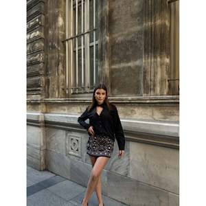 Blusas y Camisas Elegantes para Mujer con Cuello Queen, Serie 2500 - Product Image 3