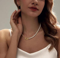 Collier tendance demi-plaqué or avec perles de culture d'eau douce rondes blanches et fermoir OT