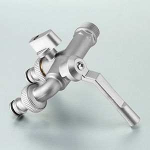 Grifo de Exterior Bibcock con Válvula de Latón, 1 Entrada y 2 Salidas, Montaje en Pared, Anticorrosión, Superficie Pulida, Control Dual - Product Image 1