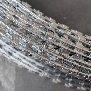 Alambre de púas tipo concertina de acero bajo en carbono BTO-22, núcleo de 2.5mm, espesor de hoja de 0.5mm, para líneas de defensa de prisiones - Product Image 3