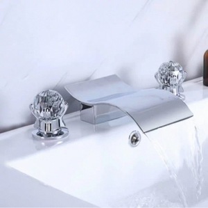 Grifo de Baño de Lujo con Cascada de Cristal Dorado, Grifo Mezclador de Lavabo de Latón Sólido de 3 Orificios con Doble Manija - Product Image 3
