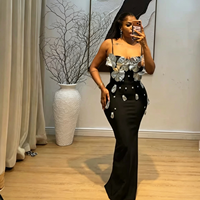 Robe de soirée élégante pour femmes, noire, à fines bretelles, avec un grand motif floral 3D brillant sur la poitrine, idéale pour les soirées formelles et les bals.