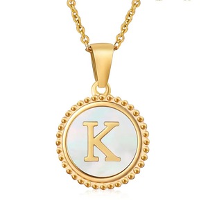 Collier à initiales de A à Z de l'<span class=keywords><strong>alphabet</strong></span> 26 lettres de A à Z <span class=keywords><strong>en</strong></span> acier inoxydable, 18 carats, nacre blanche, disque rond, lettre, pendentif à breloque - Product Image 6