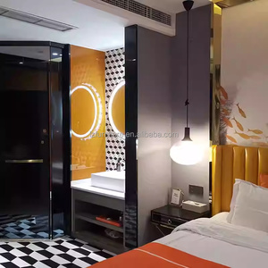 Muebles de dormitorio de hotel de 3 estrellas: camas de madera con cabecero, mesitas de noche, mueble para TV, tocador de baño y armario abierto en venta - Product Image 2
