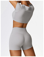 Ensemble de yoga 2 pièces pour femme : Haut court de sport à manches courtes et short de yoga taille haute, effet ventre plat et rehausseur de fessiers, respirant et coupe ajustée