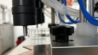 Machine de remplissage de parfum semi-automatique, contrôlée par PLC, à moteur, haute précision, pour bouteilles en verre, idéale pour les petites entreprises