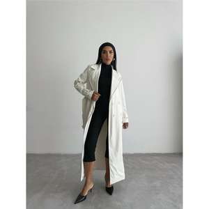 Gabardina de cuero acolchada para mujer en color blanco - Product Image 6