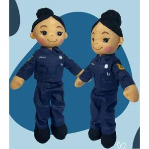 2024 फ़ैक्टरी कस्टम ऑल स्टाइल आलीशान गुड़िया यूनिफ़ॉर्म पुलिसकर्मी फायरमैन भरवां गुड़िया शुभंकर खिलौना में