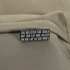 เธอเชื่อว่าเธอทำได้แต่แมวของเธอกำลังหลับอยู่บนตักของเธอเพื่อที่เธอจะได้ไม่เคลือบเข็มกลัดคำพูดแมวตลกเครื่องประดับตราสัญลักษณ์ปกเสื้อ - Product Image 3