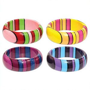 Bracelets en résine colorés de qualité supérieure, ronds, peints à la main, ensemble de 4 bracelets tendance, design rayé multicolore, accessoire de bijouterie - Product Image 1