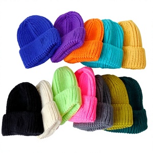 Bonnet tricoté unisexe personnalisé pour enfants en acrylique, avec impression numérique et revers brodé, idéal pour le ski décontracté en extérieur - Product Image 3