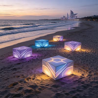 Sculpture lumineuse LED RGB 3D futuriste en forme de cube (acier thermolaqué + panneaux PC givrés) étanche IP65 pour événements de plage et décoration