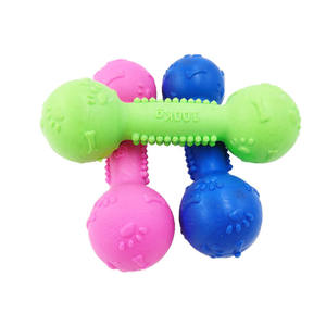 Venta al por mayor de juguetes de diseño para mascotas TPR huellas de goma hueso mancuerna masticar dentición juguetes interactivos de entrenamiento para perros - Product Image 3