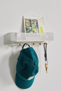 Современный настенный органайзер в скандинавском стиле для прихожей: металлическая сетчатая стальная полка с деревянными крючками - Product Image 2