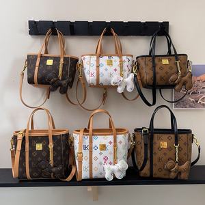 กระเป๋าแบรนด์ดีไซเนอร์ขายส่ง รุ่นทรงถัง ทำจากวัสดุ PU บุด้วยโพลีเอสเตอร์ พร้อมสายสะพายไหล่และหูหิ้ว 5523 - Product Image 1