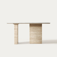 Table console Dream Home avec plateau en marbre blanc, base rectangulaire asymétrique, dalle large et étroite en travertin, meuble d'entrée pour hall