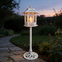 Lanterne de jardin en fonte robuste sur pied avec design orné, support de lampe extérieur et bougeoir paysager