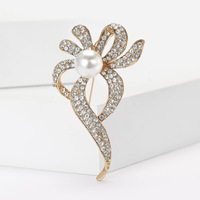 Bros Pin Bunga Berhias Rhinestone dengan Mutiara di Tengah dan Kelopak Berlilit untuk Blazer dan Gaun Wanita, 65x36mm, Emas Perak
