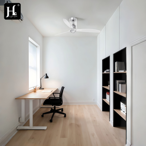 Ventilador de Techo Moderno de Tres Aspas con Acabado Blanco y Luz, para Salas de Estar, Dormitorios e Interiores de Casas Contemporáneas - Product Image 1