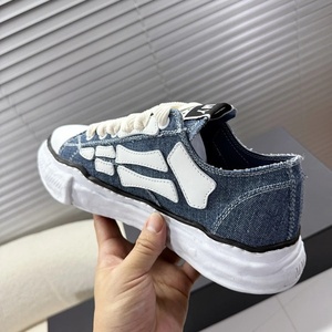 Zapatillas de Lona con Suela Gruesa y Diseño Desestructurado de Esqueleto en Blanco y Negro - Product Image 4