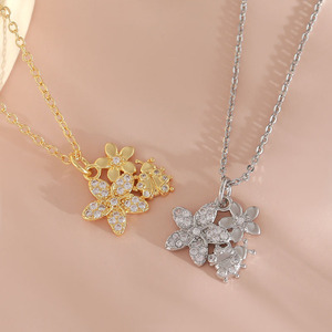 Collier ras-du-cou réglable avec pendentif deux fleurs pavées <span class=keywords><strong>de</strong></span> zircon, en cuivre épais plaqué bicolore, délicat, pour un effet amincissant et un style superposé printanier - Product Image 3