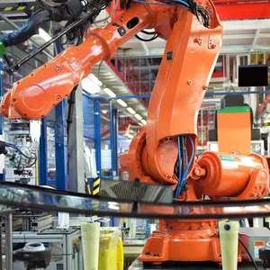 Lengan robot industri otomatis digunakan untuk transportasi mesin dan peralatan kaca