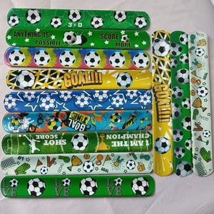 Bracelets claquant pour supporters <span class=keywords><strong>de</strong></span> football, bracelets <span class=keywords><strong>de</strong></span> sport pour cadeaux <span class=keywords><strong>de</strong></span> fête <span class=keywords><strong>de</strong></span> football, <span class=keywords><strong>prix</strong></span> <span class=keywords><strong>de</strong></span> classe, cadeau d'anniversaire, thème football - Product Image 2