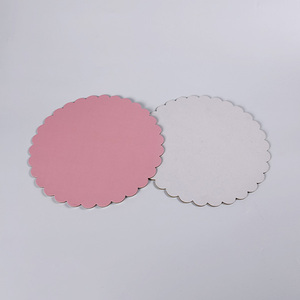 Plateau à gâteau rond à bords festonnés en carton de qualité alimentaire, jetable, vert et rose - Product Image 5