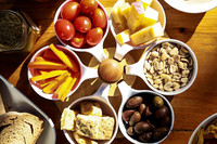 Plateau tournant rond pour servir les aliments, 5 bols en céramique blanche pour chips et trempette, plateau tournant en bois avec bol à condiments
