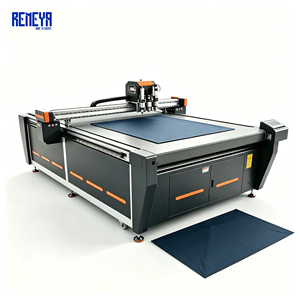 Cutter à couteau oscillant CNC REMEYA pour rouleaux revêtus de PVC, garantissant une durabilité supérieure, avec une largeur de coupe étendue et une sortie à alimentation automatique - Product Image 1