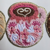 Vente en gros de patchs chenille roses brodés personnalisés appliques cerise thermocollante rose vif pour vêtements