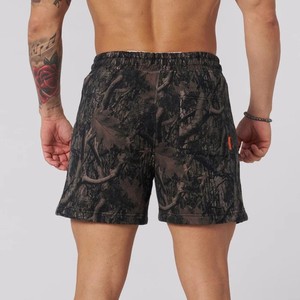 กางเกงขาสั้นชายสไตล์เรโทรสำหรับออกกำลังกายหรือใส่ไปชายหาด ลายพรางต้นไม้ใบไม้แห้ง พร้อมโลโก้ OEM แบบกำห<span class=keywords><strong>น</strong></span>ดเอง เอวยางยืด สไตล์ทางการ - Product Image 5